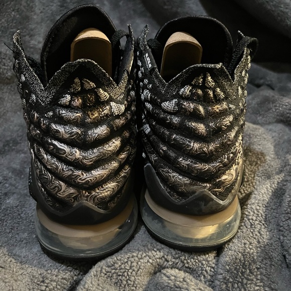 NIKE LEBRON 17 BLACK WHITE - Picture 5 of 10